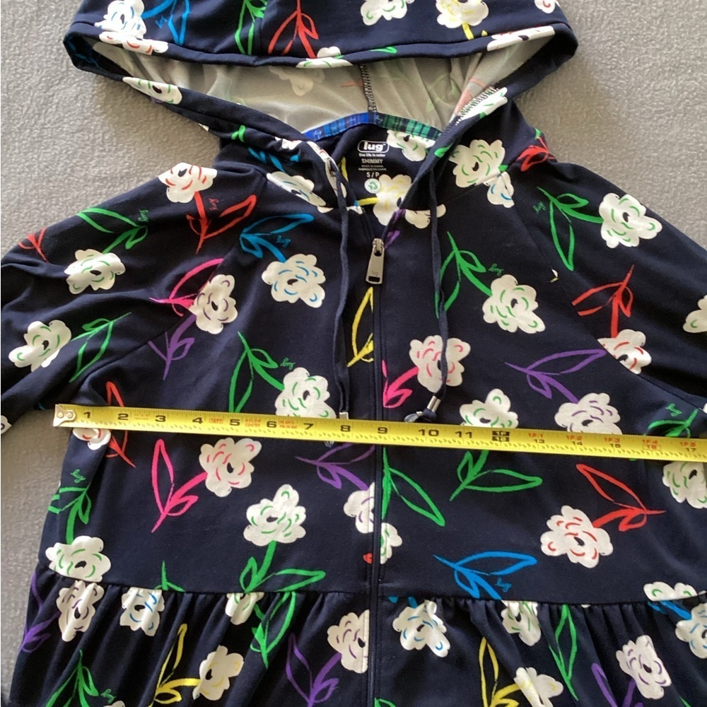 Lug Shimmy floral full zip pockets SZ S
Pit to pit 19”
Length 27”
Pockets
GK - Picture 5 of 6